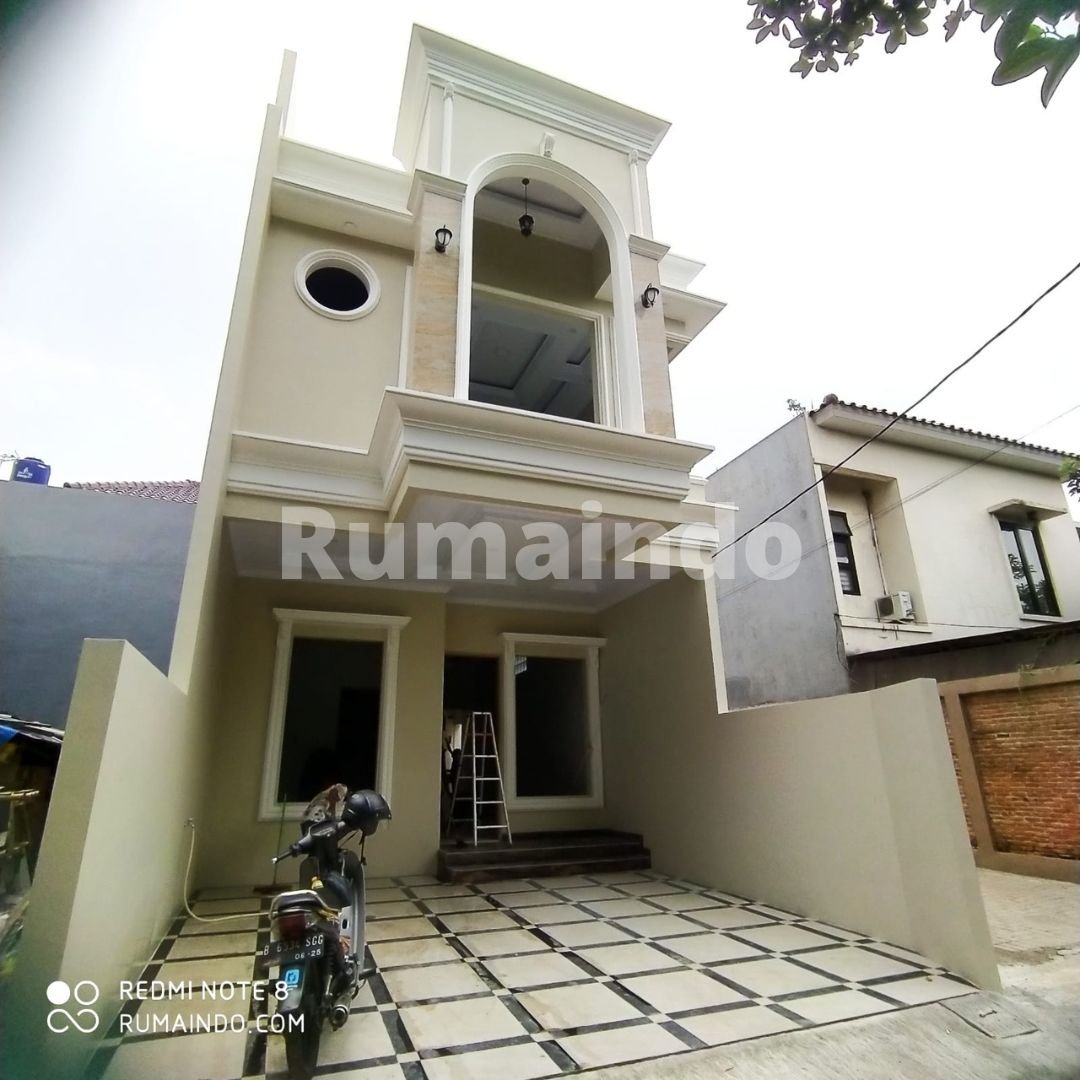 Dijual Murah Rumah Mewah Ada Rooftop Di Komplek Kav DKI Jagakarsa