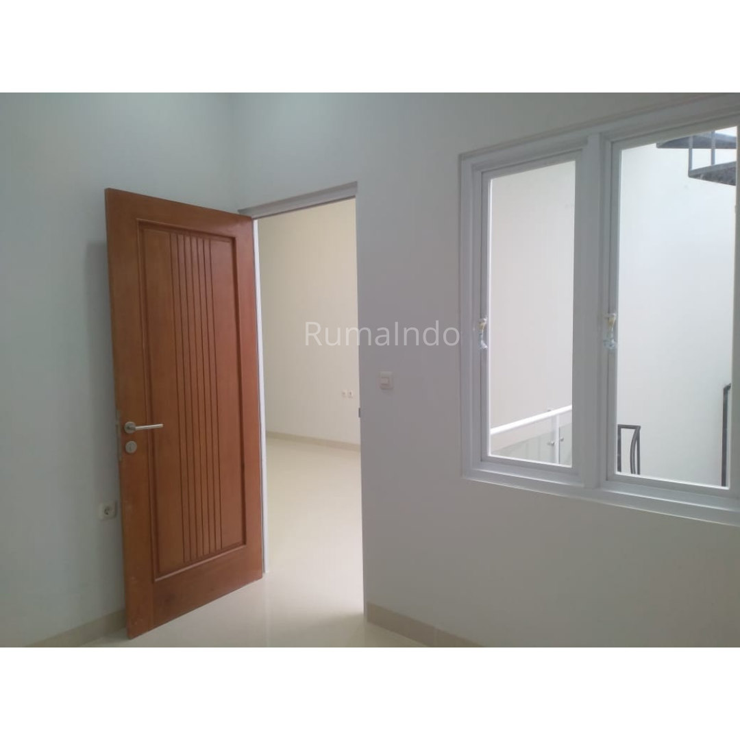 Dijual Rumah Ada Rooftop di Jln Tebet Timur Jakarta Selatan - 12