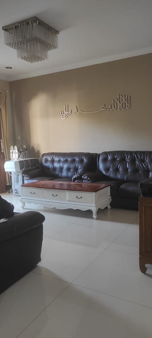 Rumah Asri Dengan Konsep Industrial Dan Klasik - 2