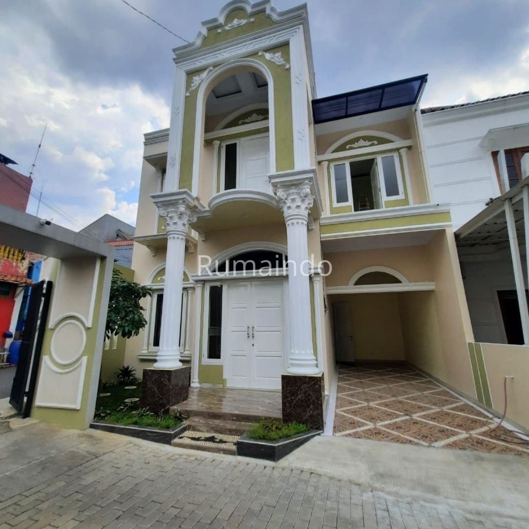 Dijual Rumah Mewah Design Eropa Classic Modern di Jagakarsa Jakarta Selatan - 2