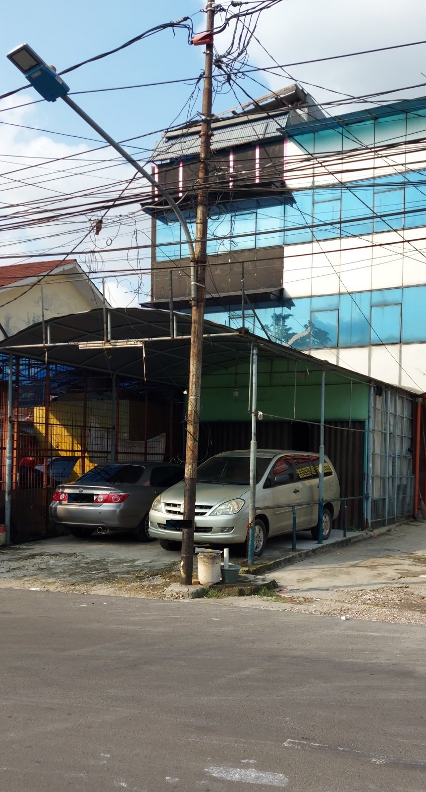 Ruko Dijual Di Rawamangun. Strategis, Area Komersil. - 2