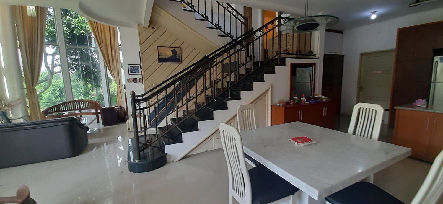 RUMAH DUA LANTAI GAYA AMERIKA  SEMI FURNISHED SAYAP SETIABUDI BANDUNG - 5