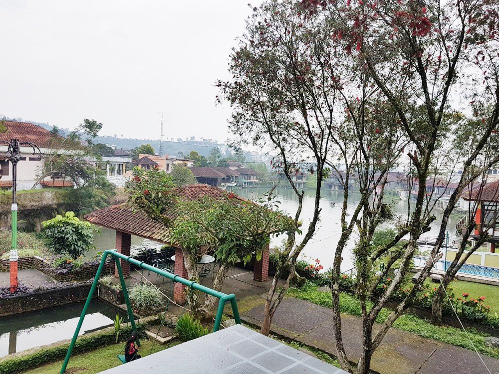 Sewa Villa Di Puncak Sebelum Kota Bunga Hanjawar View Danau Dan Pegunungan Fasilitas Lengkap Ada Swimming Pool - 10