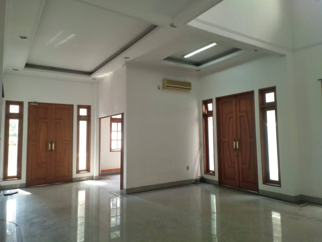 Disewakan Murah Rumah Komplek Ada Kolam Renang di Gudang Peluru Tebet Jakarta Selatan - 3