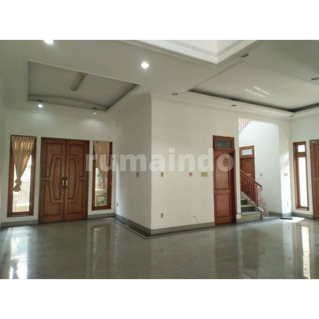 Disewakan Murah Rumah Komplek Ada Kolam Renang di Gudang Peluru Tebet Jakarta Selatan - 4