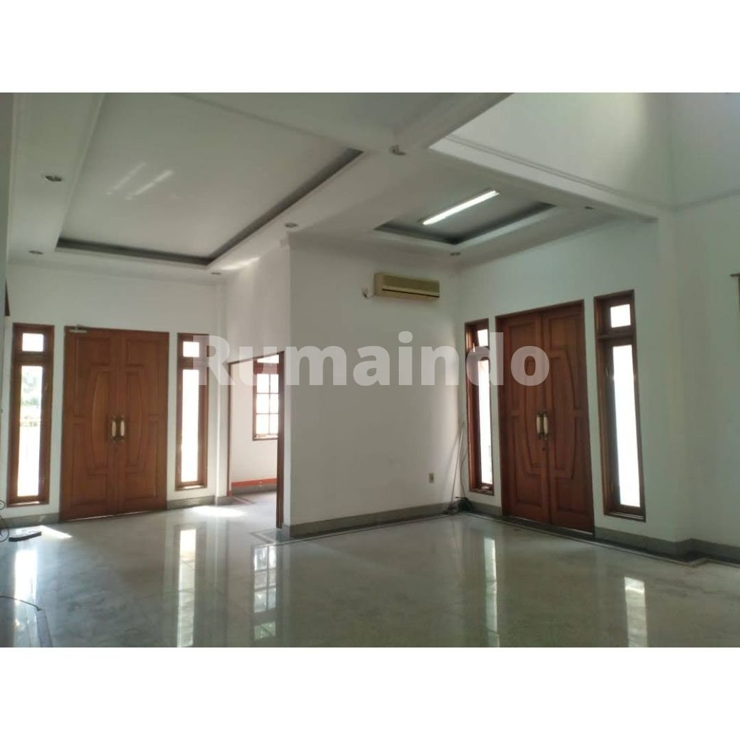 Disewakan Murah Rumah Komplek Ada Kolam Renang di Gudang Peluru Tebet Jakarta Selatan - 5