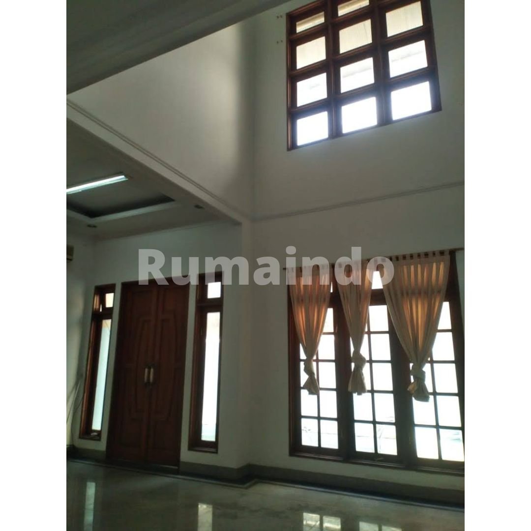 Disewakan Murah Rumah Komplek Ada Kolam Renang di Gudang Peluru Tebet Jakarta Selatan - 2