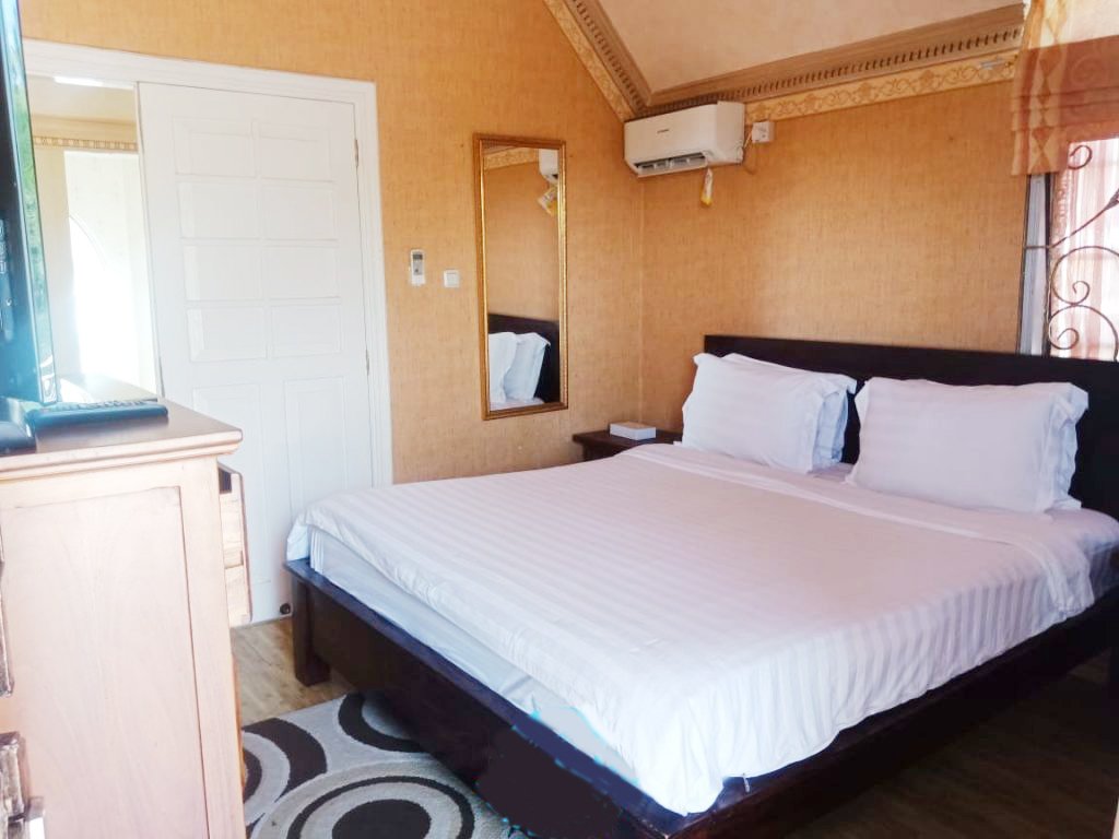 Sewa Villa di Kota Bunga Little Venice Puncak Dengan Kolam Renang View Danau Little Venice dan Pegunungan - 7