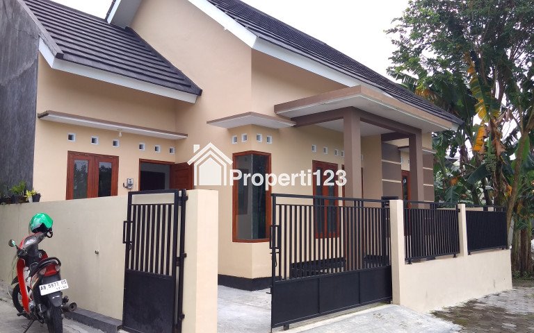 RUMAH ASRI DI SIDOKARTO GODEAN | PINGGIR SAWAH - 1