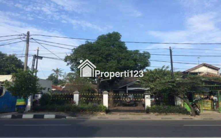 DIJUAL RUMAH BESAR DI PINGGIR JALAN RAYA BISA UNTUK USAHA - 1