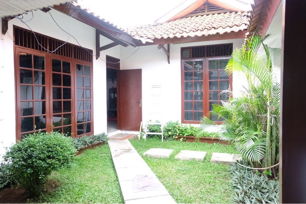 Rumah Taman Luas Asri di Raguanan di Jakarta Selatan - 4