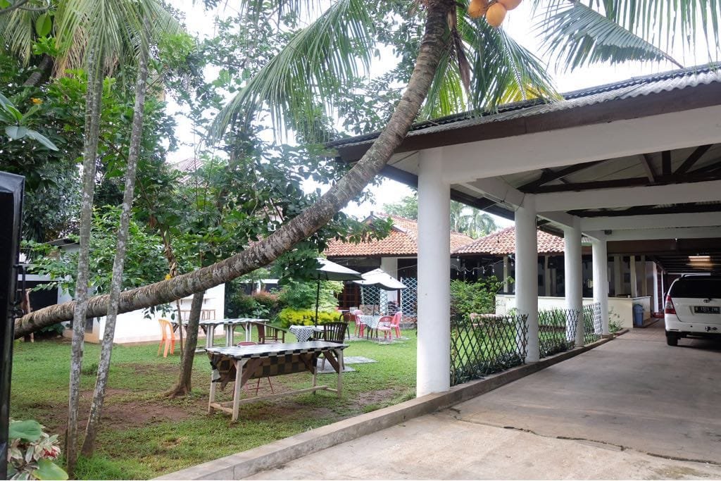 Rumah Taman Luas Asri di Raguanan di Jakarta Selatan - 2