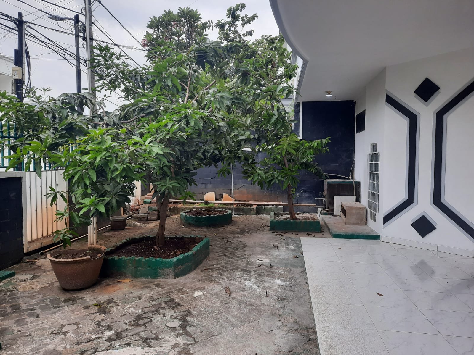 Disewakan Rumah lokasi strategis - 1