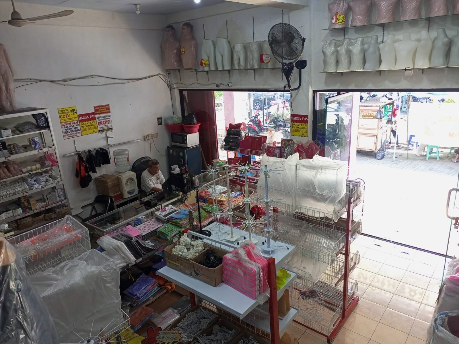 Toko di Pasar Pahing Kediri Hadap Jalan Raya Sebrang Apotek Redjo - 13