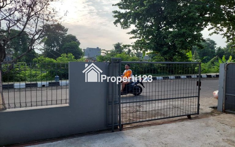Lokasi Strategis! Dijual Murah Rumah + Ruko untuk Usaha - 1