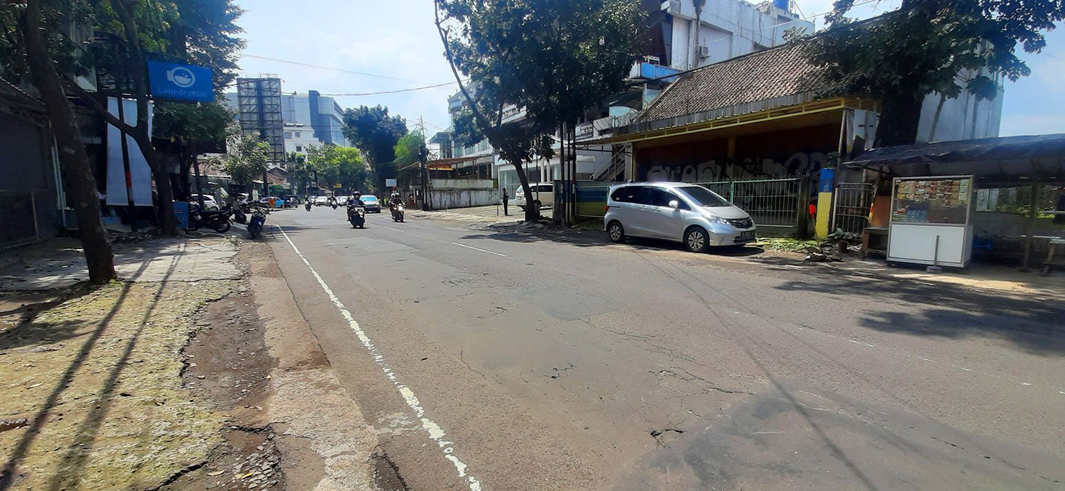 RUMAH HITUNG TANAH DI JALAN CIHAMPELAS BANDUNG - 2