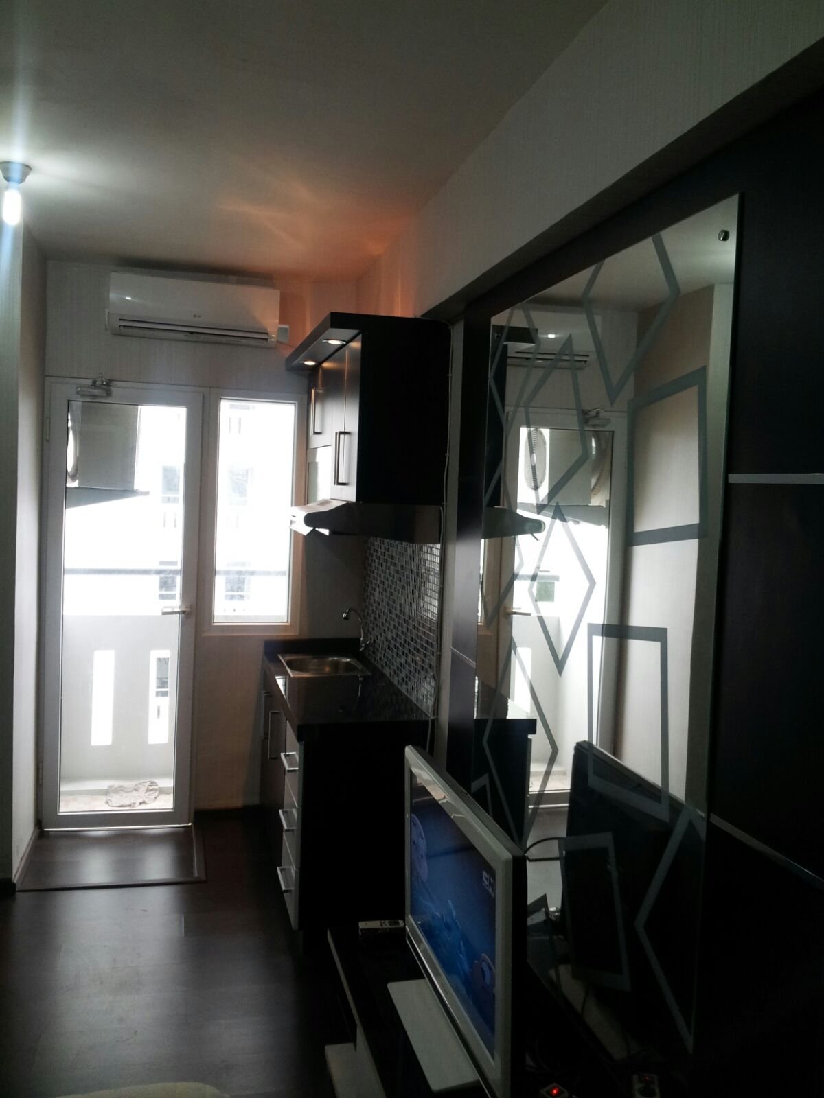 The green pramuka city apartement studio furnish per hari - 4