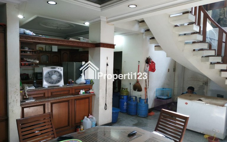 Rumah Super Strategis Pinggir Jalan Sumur Batu Raya, Ada Basement - 18