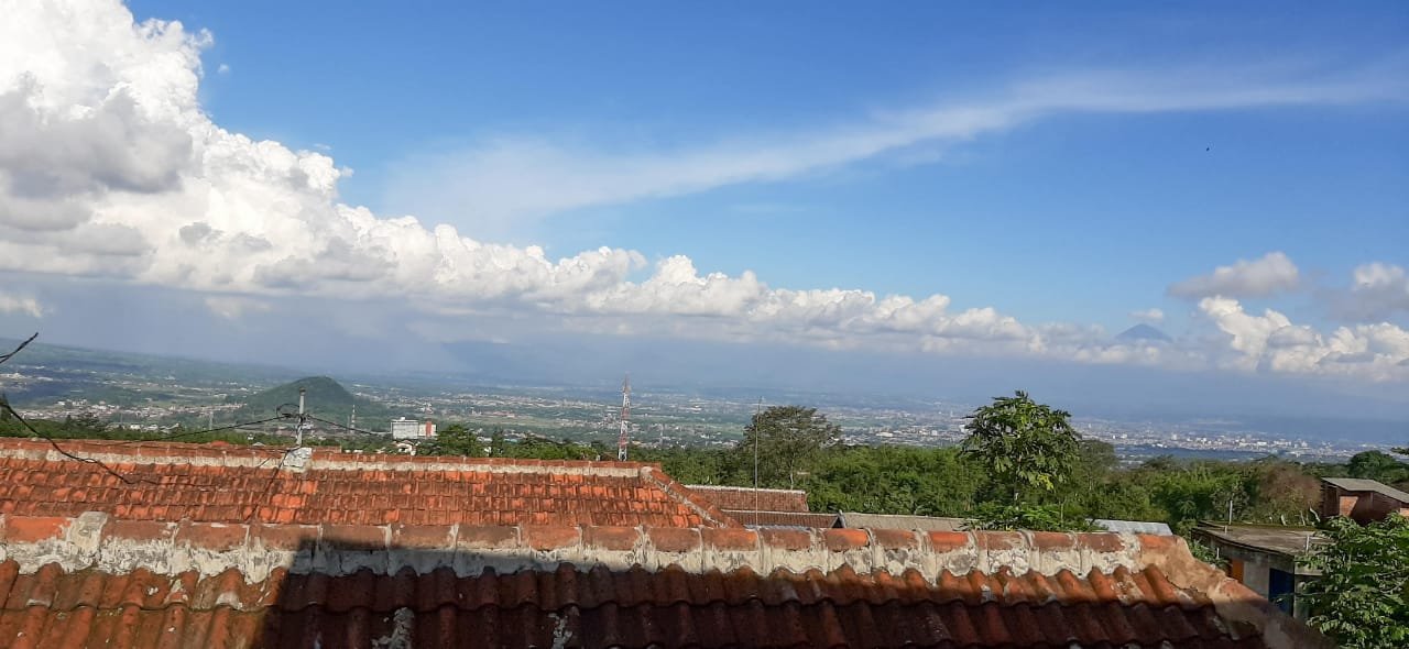 RUMAH 2 LANTAI, DILENGKAPI ROOFTOP VIEW PEGUNUNGAN KAWASAN BATU - 9
