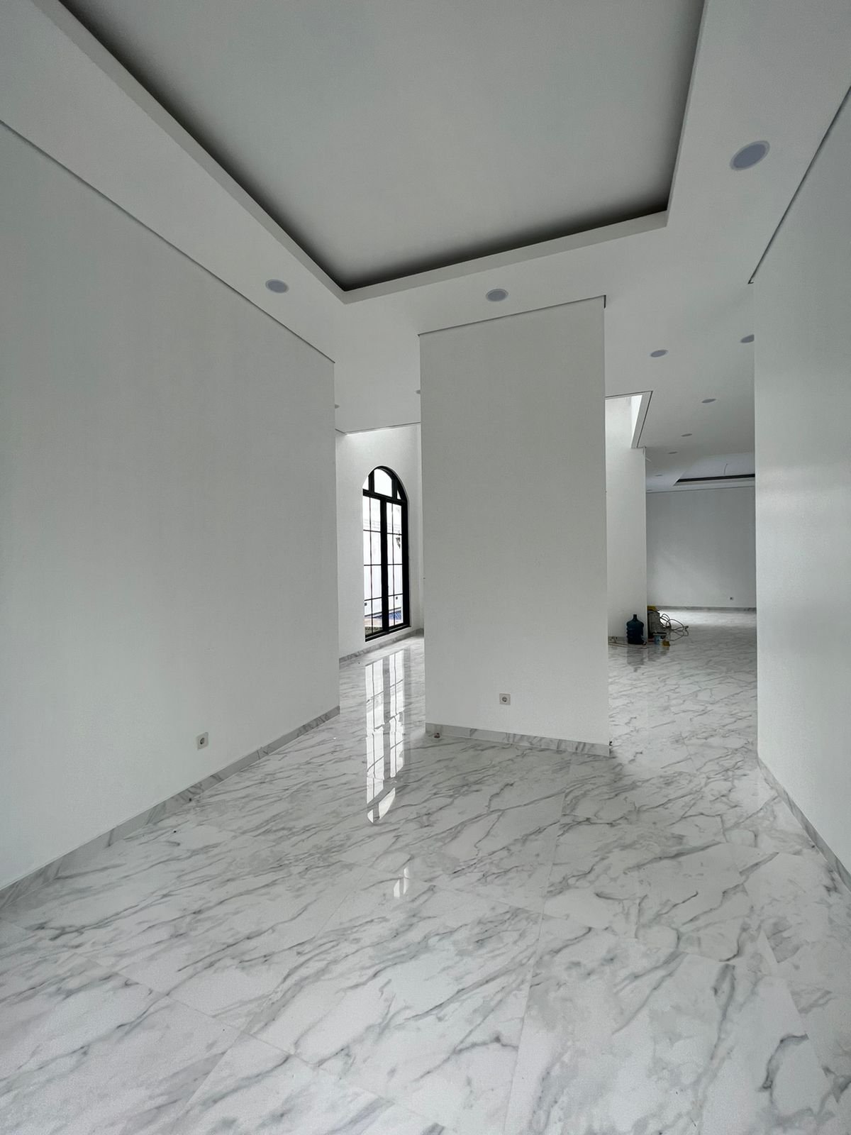 rumah baru depan green area type classik siap huni di sentul city, bogor - 16