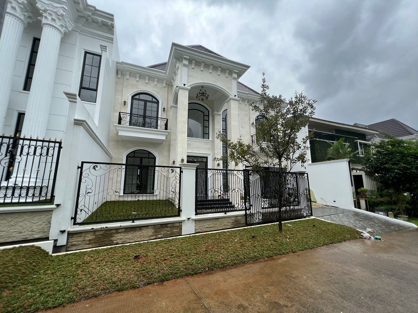 rumah baru depan green area type classik siap huni di sentul city, bogor - 14