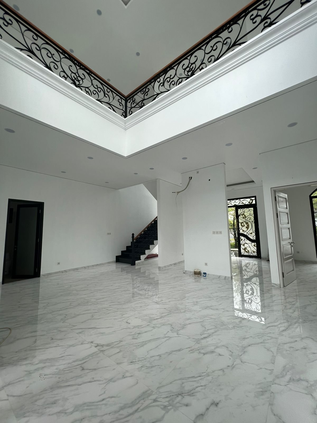 rumah baru depan green area type classik siap huni di sentul city, bogor - 18