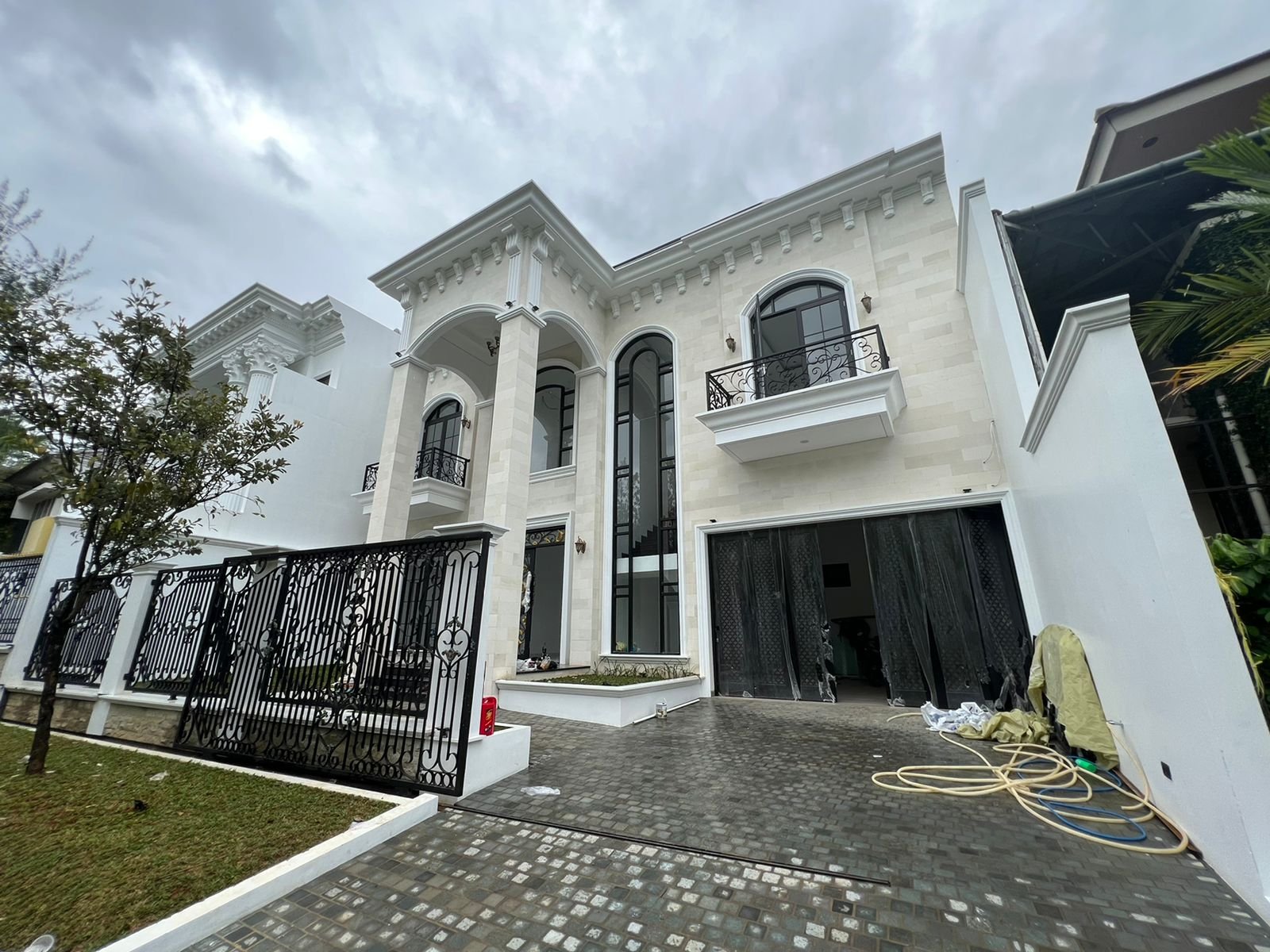 rumah baru depan green area type classik siap huni di sentul city, bogor - 1