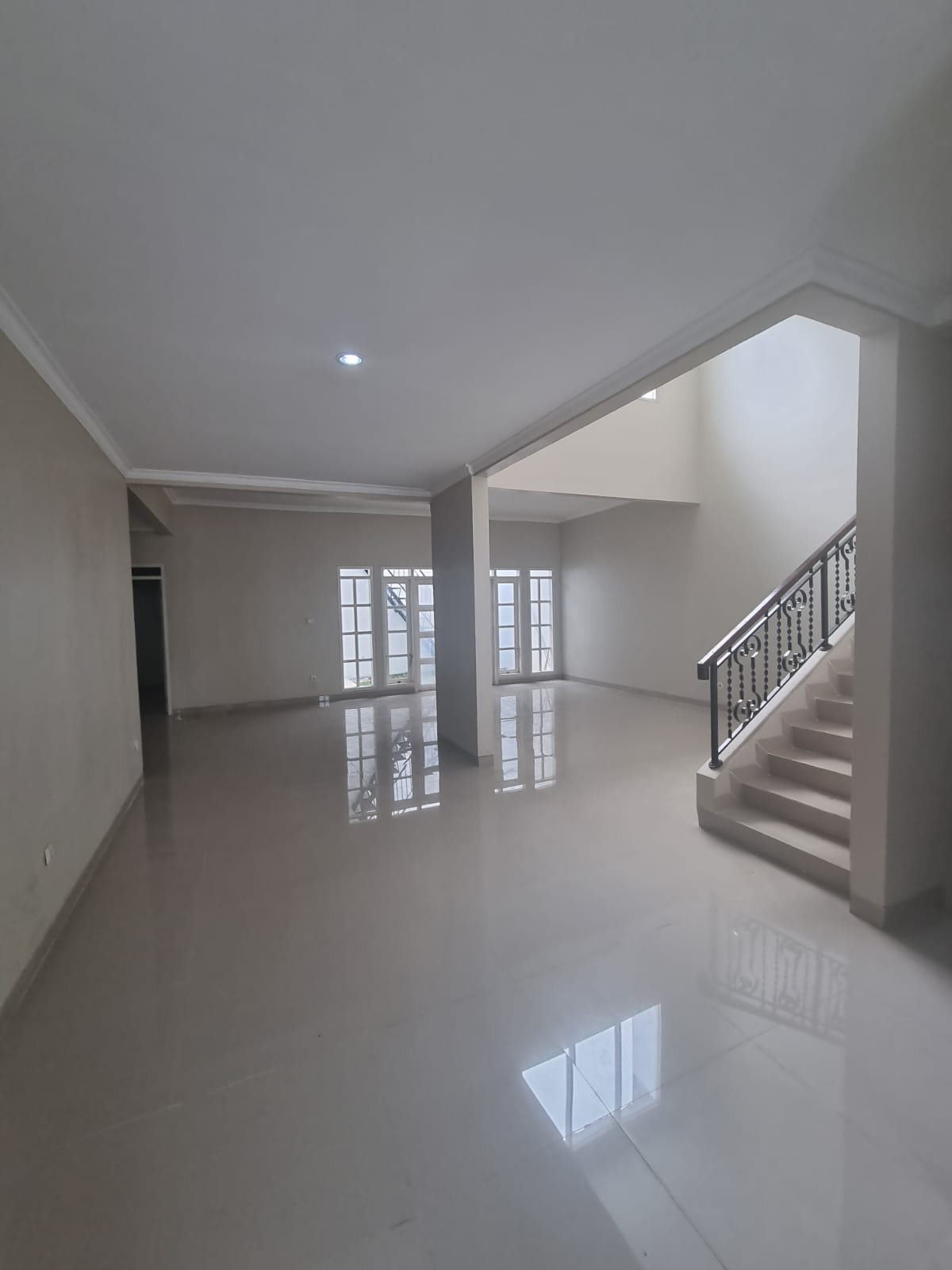 Rumah Design American Classic Kota Wisata - 12