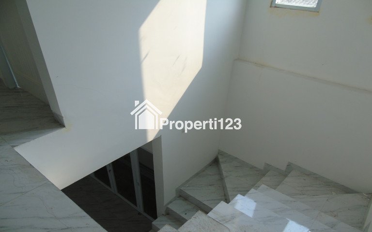 Rumah Smart Home 5 Kamar Desain Minimalis Modern di Tangerang Selatan - 9