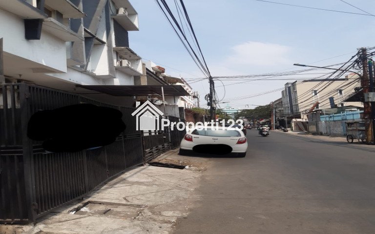 Ruko 3 lantai Bagus Lokasi Strategis Tomang, Jakarta Barat - 9