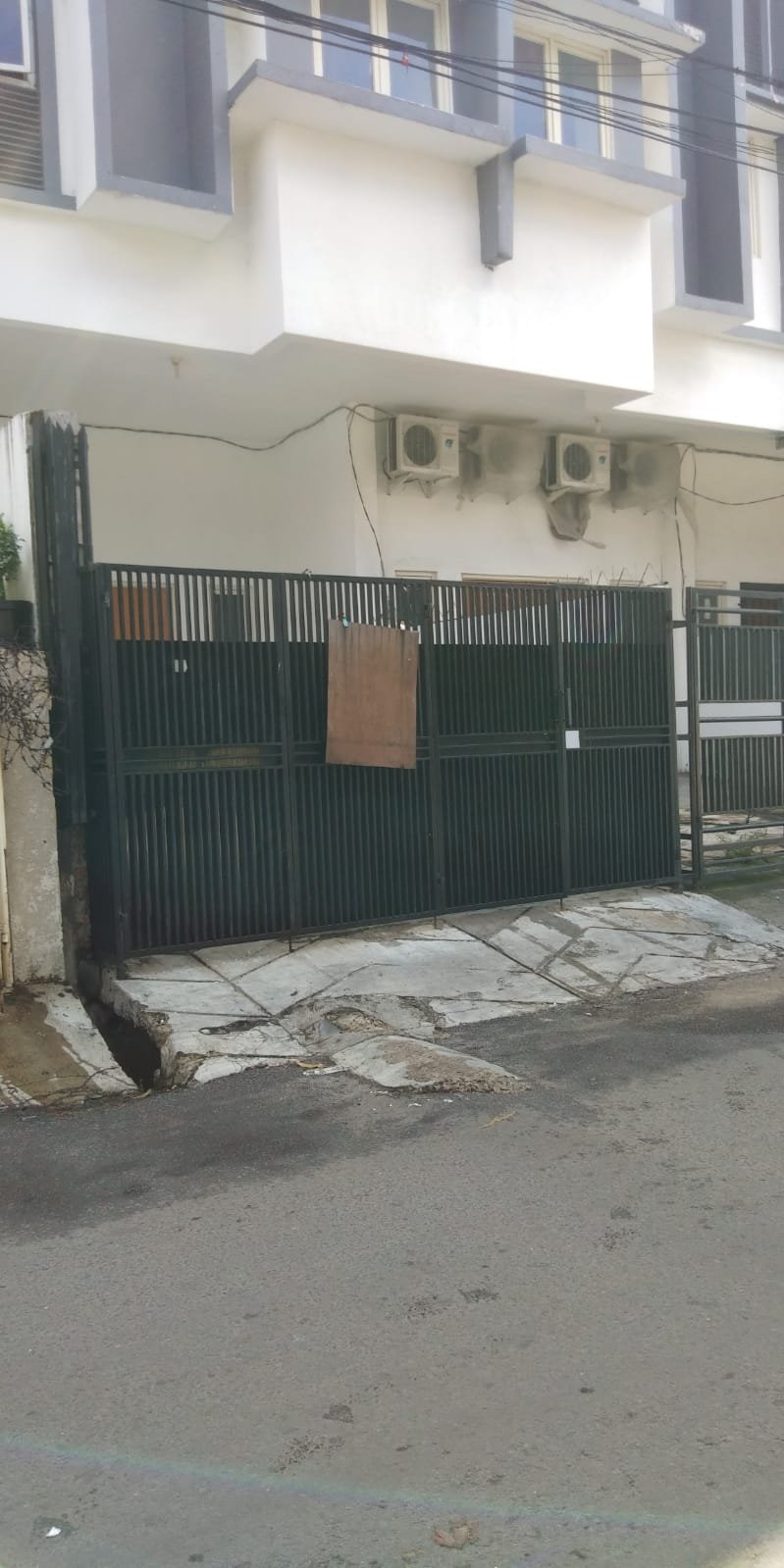 Ruko 3 lantai Bagus Lokasi Strategis Tomang, Jakarta Barat - 11