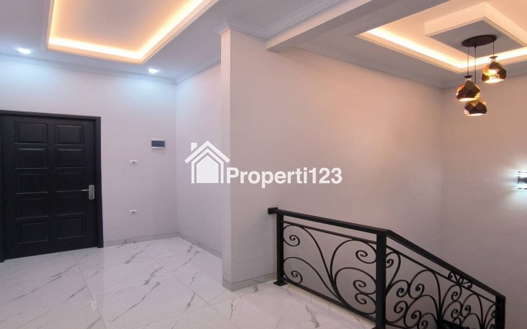 Rumah Eropa Classic di Pejaten Barat Jakarta Selatan - 1