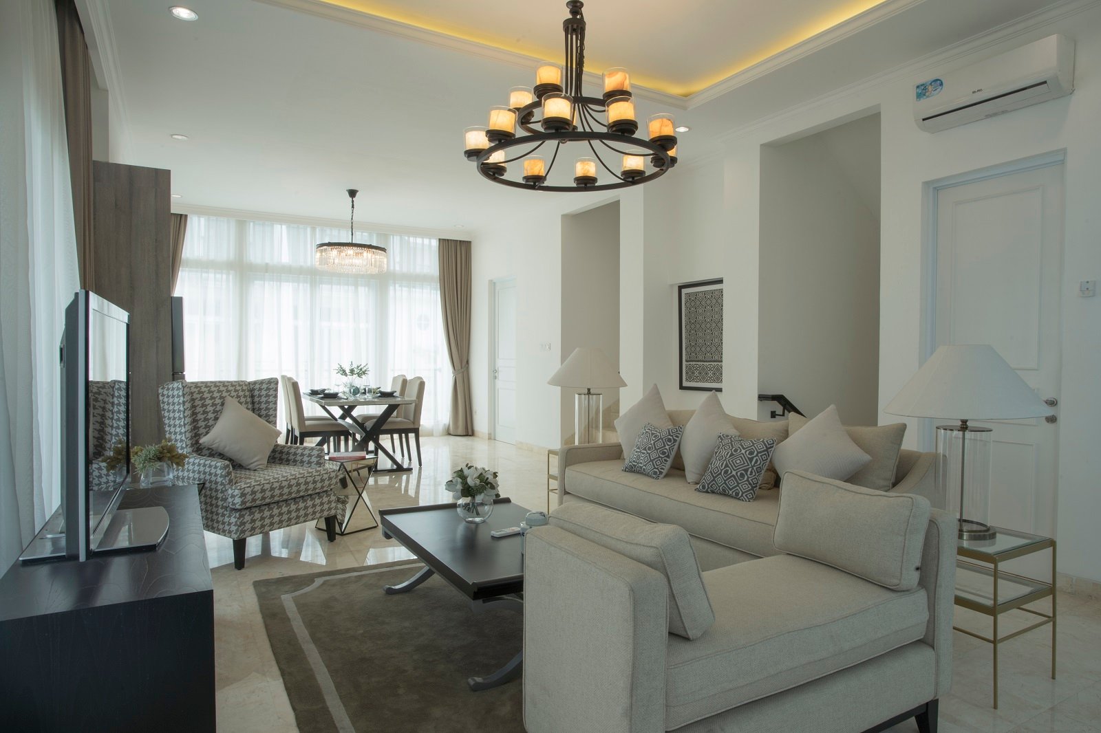 Townhouse Mewah dengan Fasilitas Kolam Renang di Meruya, Jakarta Barat - 5