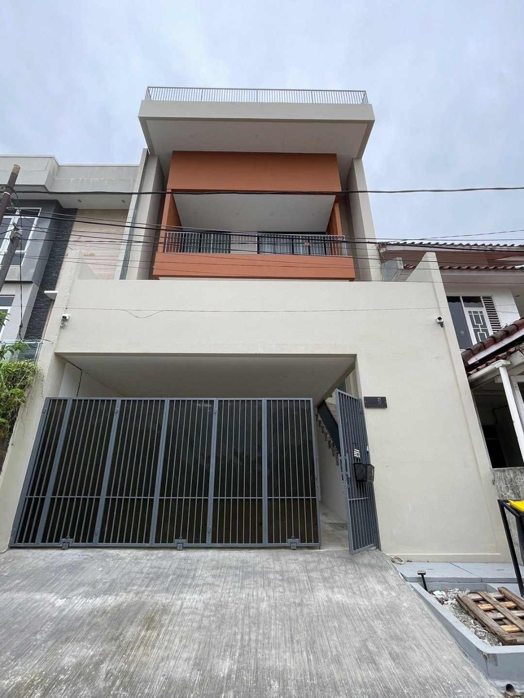Dijual Rumah 4 lantai siap huni karya Emporio Architect di Pulomas, Jak arta - 3