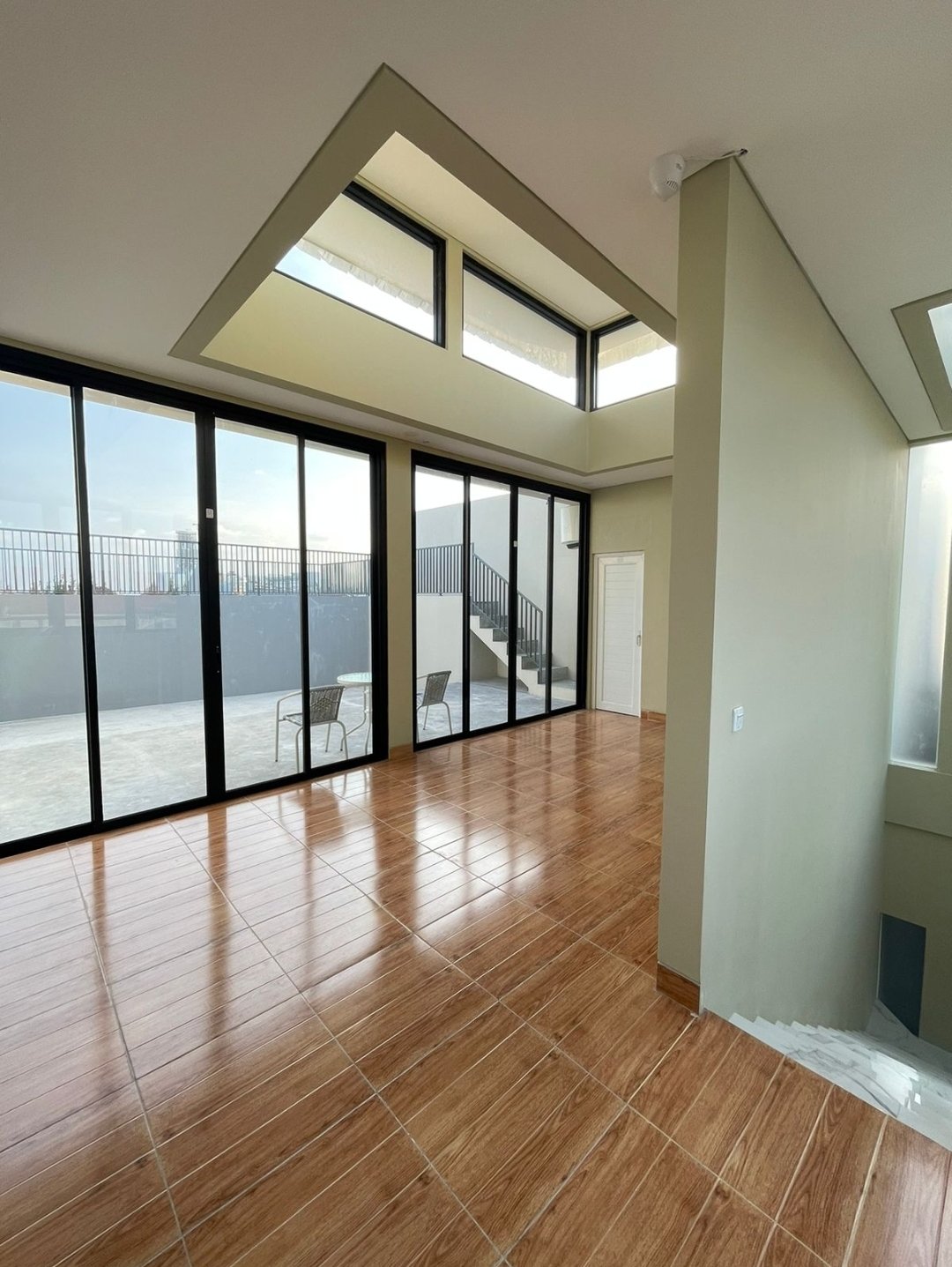 Dijual Rumah 4 lantai siap huni karya Emporio Architect di Pulomas, Jak arta - 9