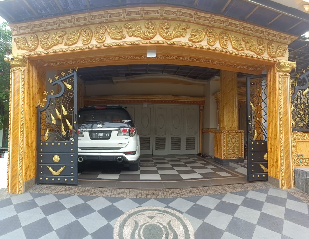 Dijual Rumah Mewah Full Furnished Modern Klasik Di Gayungan Surabaya - 2