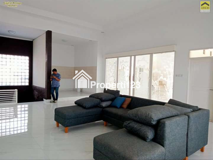 RUMAH DIJUAL 3 LANTAI DI SEKEJATI BUAHBATU BANDUNG JAWA BARAT - 3
