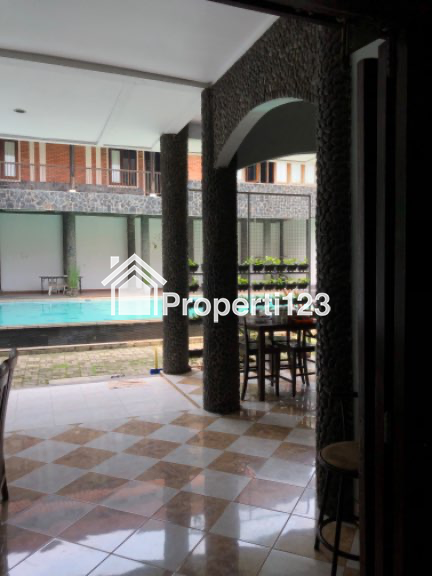 DIJUAL RUMAH ADA KOLAM RENANG SIAP HUNI - 8