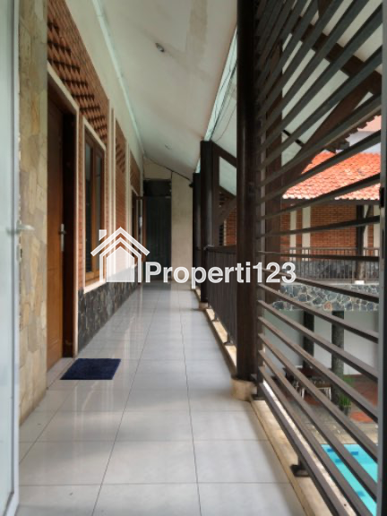 DIJUAL RUMAH ADA KOLAM RENANG SIAP HUNI - 9