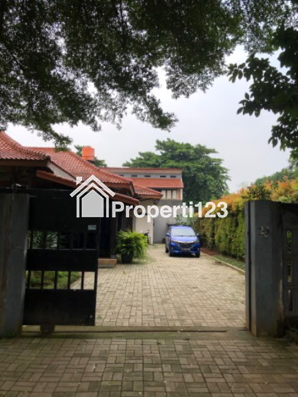 DIJUAL RUMAH ADA KOLAM RENANG SIAP HUNI - 3