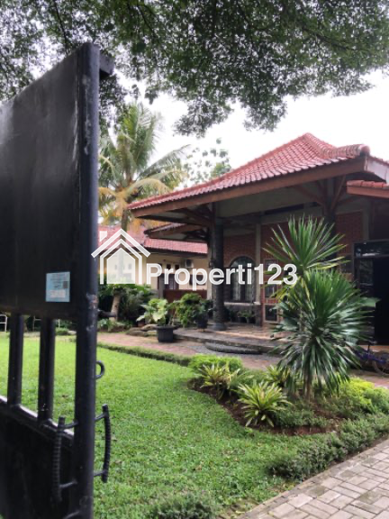 DIJUAL RUMAH ADA KOLAM RENANG SIAP HUNI - 1