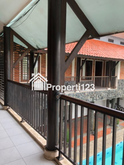 DIJUAL RUMAH ADA KOLAM RENANG SIAP HUNI - 10