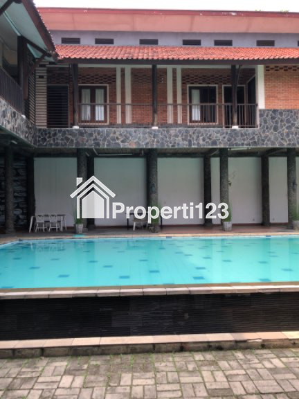 DIJUAL RUMAH ADA KOLAM RENANG SIAP HUNI - 6