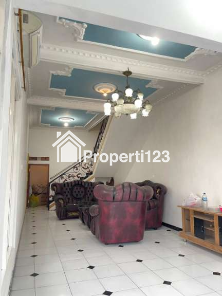 Rumah Mewah 3 Lantai Gondanglegi Malang - 4