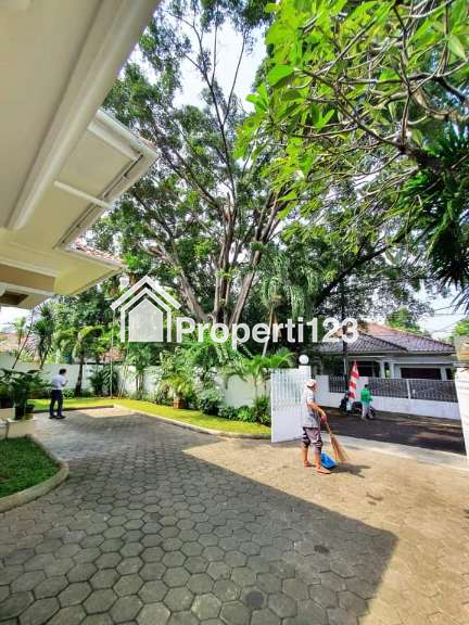 Rumah secondary terawat tanah luas siap huni di kemang selatan jakarta selatan - 1