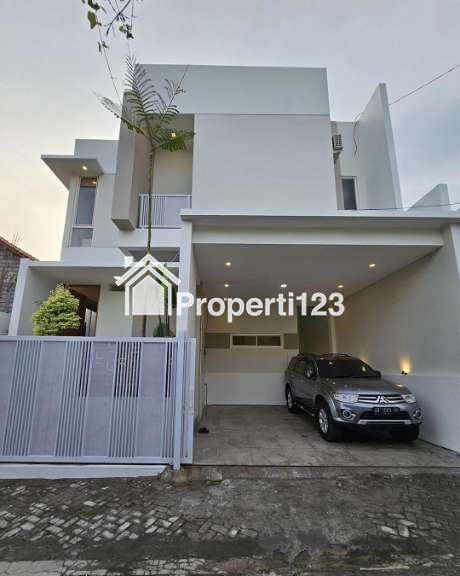 RUMAH 2 LANTAI FULL FURNISHED DEKAT JOGJA BAY, SLEMAN - 1
