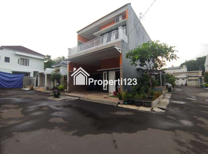 Rumah 2 lantai di komplek perumahan asri dan aman - 2