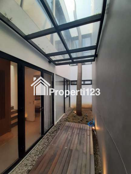 Rumah Full Furnished Baru Gress Siap Huni Lokasi Darmo Permai Timur Surabaya - 11