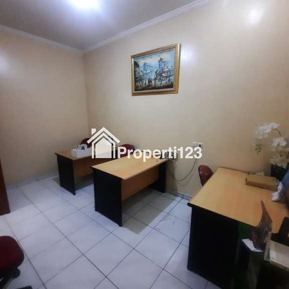 Dijual Rumah Furnished 2 Lantai Green Garden, Jakarta Barat - 4