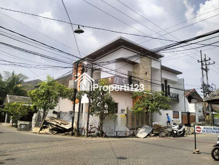 Rumah Hook Baru Gress Lokasi Super Strategis di Semolowaru Surabaya - 11